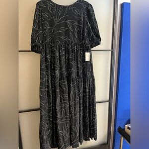 Navy & White Flowy Midi Dress – Size L | NWT | Spring Flirt Alert 💙🤍